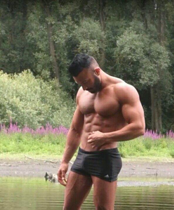 Stripteaseur Valenciennes à domicile proposant un spectacle privé et personnalisé.