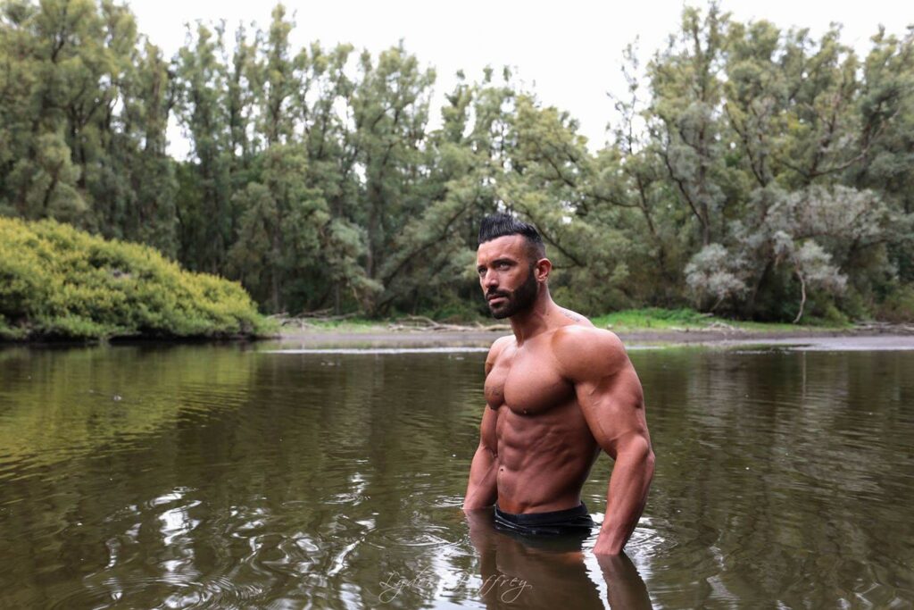 Stripteaseur à domicile à Maubeuge offrant une performance privée et élégante.