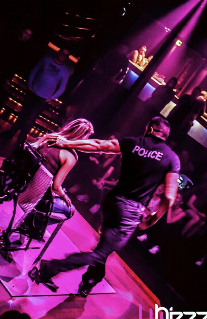 Stripteaseur à domicile à Lille offrant une prestation privée et exclusive.