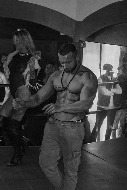Stripteaseur à domicile à Saint-Quentin offrant une prestation privée et personnalisée