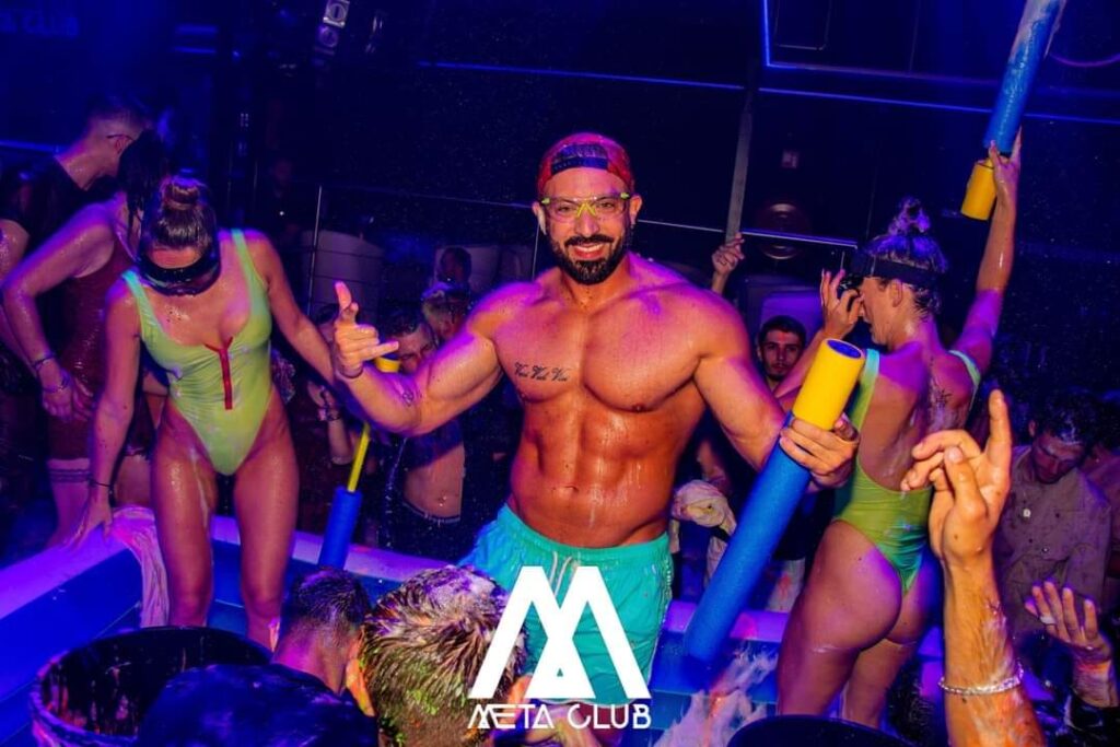 Stripteaseur à domicile à Maubeuge offrant une performance privée et personnalisée.