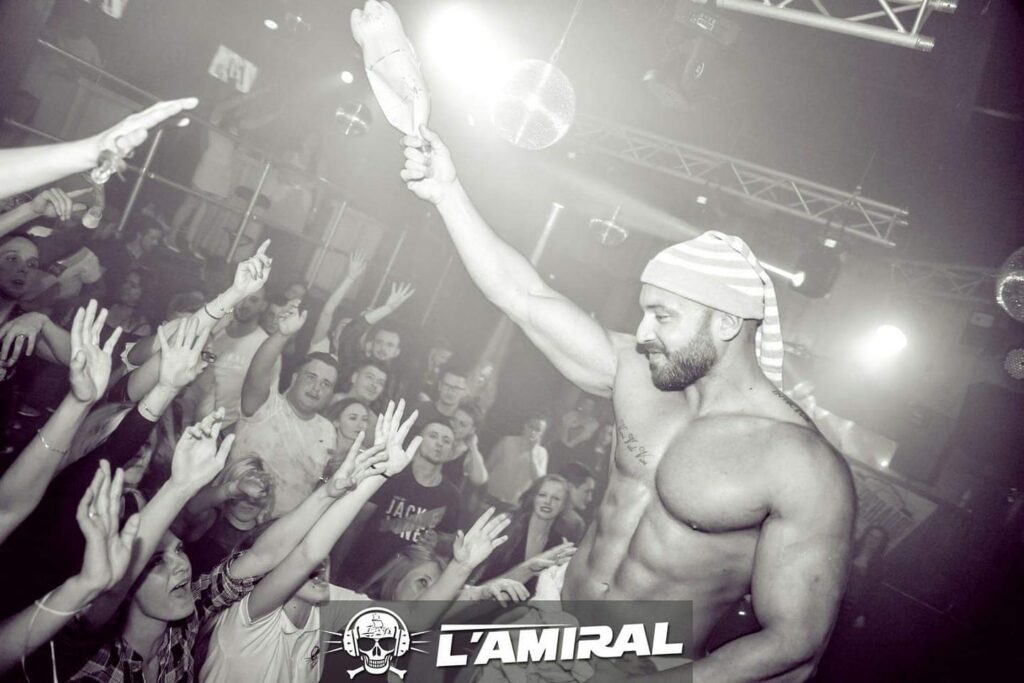 Stripteaseur à domicile à Cambrai offrant un spectacle privé et exclusif.