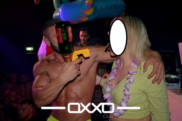 Stripteaseur à domicile à Boulogne offrant une prestation privée et sur mesure.